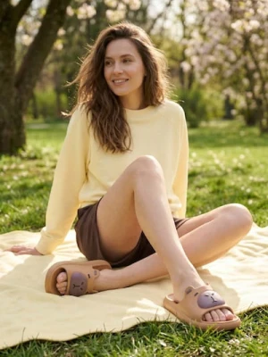 Sinsay - Piankowe klapki z motywem kapibary - beżowy