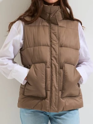 Sinsay - Pikowana kamizelka ze stójką - brązowy