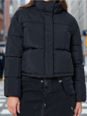 Sinsay - Pikowana kurtka puffer - czarny