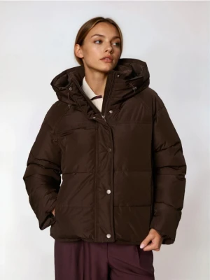 Sinsay - Pikowana kurtka puffer z kapturem - brązowy