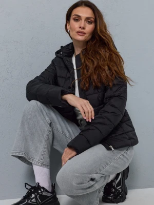 Sinsay - Pikowana kurtka puffer z kapturem - czarny