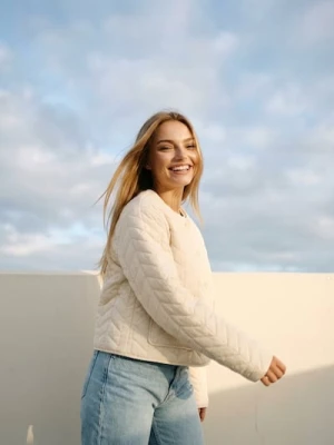 Sinsay - Pikowana kurtka w jodełkę zapinana na guziki - kremowy