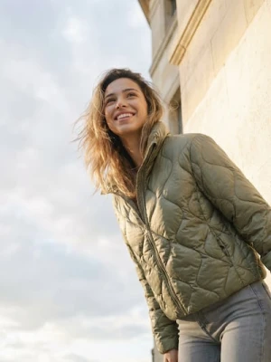 Sinsay - Pikowana kurtka ze stójką - zielony