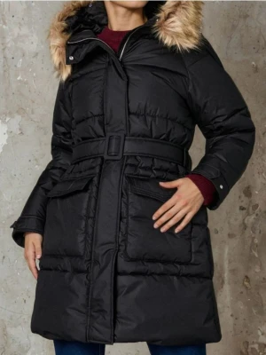 Sinsay - Pikowany płaszcz z kapturem - czarny