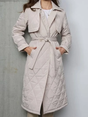 Sinsay - Pikowany płaszcz z paskiem - beżowy