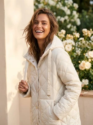 Sinsay - Pikowany płaszcz z regulowanym kapturem - kremowy