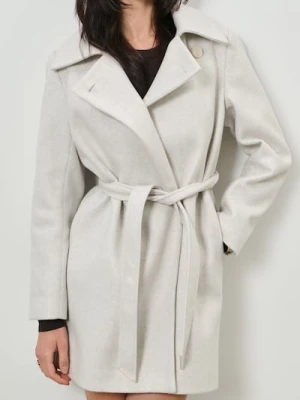 Sinsay - Płaszcz z paskiem - kremowy