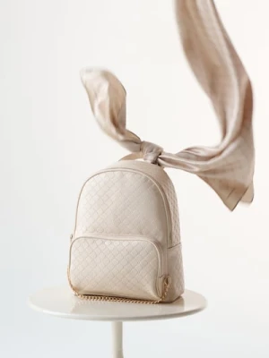 Sinsay - Plecak z pikowanym wzorem i złotym łańcuszkiem - kremowy