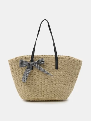 Sinsay - Pleciona torba na ramię z dekoracyjnym brelokiem w kształcie kokardki - kremowy