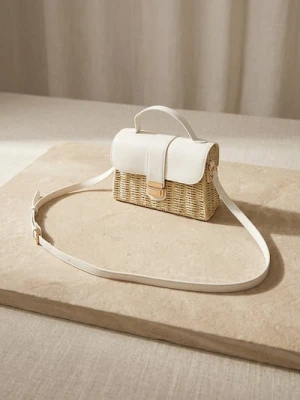 Sinsay - Pleciona torebka na ramię z klapką - biały