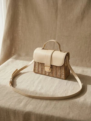 Sinsay - Pleciona torebka na ramię z klapką - kremowy
