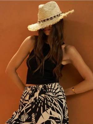 Sinsay - Pleciony kapelusz z postrzępionym brzegiem - kremowy