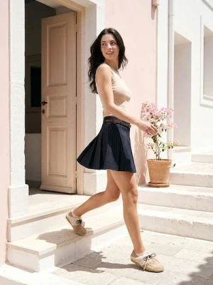 Sinsay - Plisowana spódnica mini z paskiem z domieszką wiskozy - granatowy