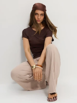 Sinsay - Plisowane spodnie wide leg z elastycznym pasem - kremowy