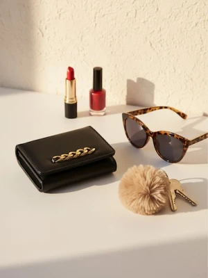 Sinsay - Portfel z imitacji skóry ze złotymi detalami - czarny