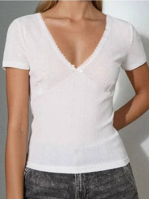 Sinsay - Prążkowana bluzka - kremowy