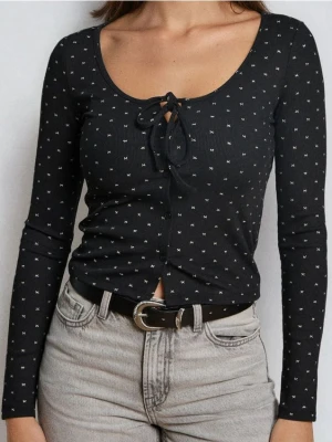 Sinsay - Prążkowana bluzka ze wzorem - czarny