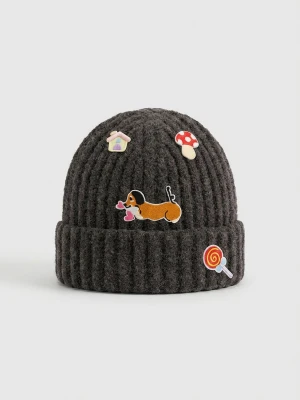 Sinsay - Prążkowana czapka beanie z aplikacjami 3D - brązowy