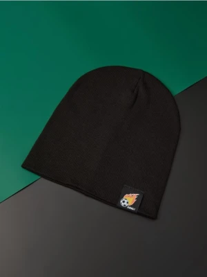 Sinsay - Prążkowana czapka z kolorową naszywką - czarny