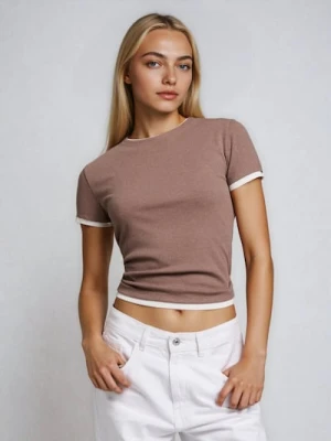 Sinsay - Prążkowana koszulka basic z kontrastową lamówką i domieszką wiskozy - brązowy