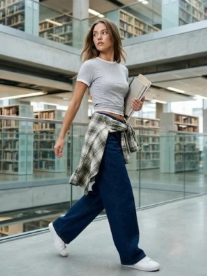 Sinsay - Prążkowana koszulka basic z kontrastową lamówką i domieszką wiskozy - szary