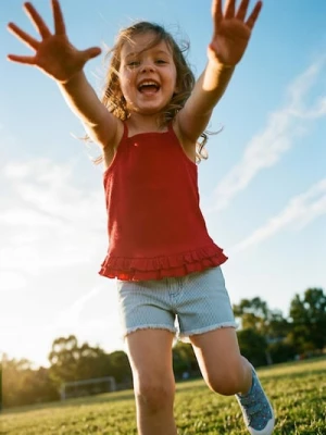 Sinsay - Prążkowana koszulka na ramiączkach - czerwony