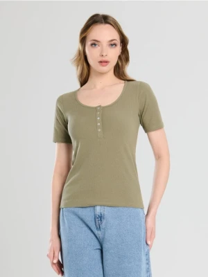 Sinsay - Prążkowana koszulka z guzikami - khaki