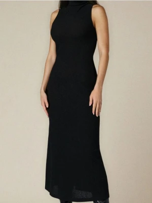 Sinsay - Prążkowana sukienka maxi z połgolfem - czarny