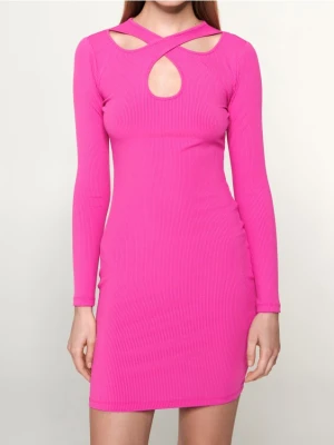 Sinsay - Prążkowana sukienka mini z długim rękawem i wycięciem przy dekolcie - różowy