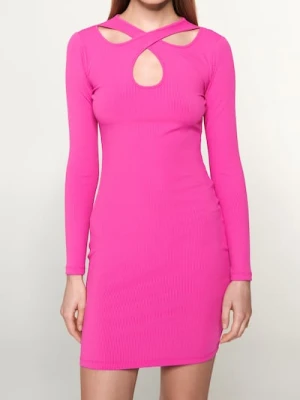 Sinsay - Prążkowana sukienka mini z długim rękawem i wycięciem przy dekolcie - różowy