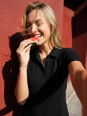 Sinsay - Prążkowana sukienka mini z kołnierzykiem i domieszką bawełny - czarny