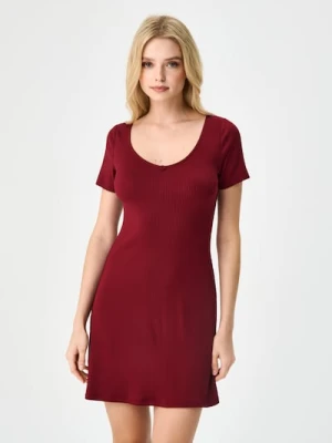 Sinsay - Prążkowana sukienka mini z różą przy dekolcie - bordowy
