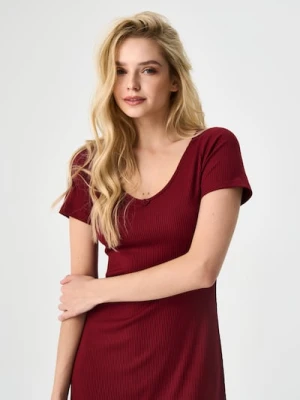 Sinsay - Prążkowana sukienka mini z różą przy dekolcie - bordowy