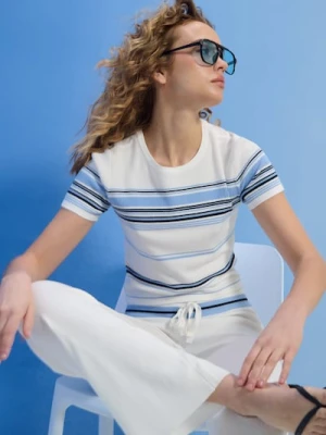 Sinsay - Prążkowana swetrowa bluzka z krótkim rękawem - kremowy