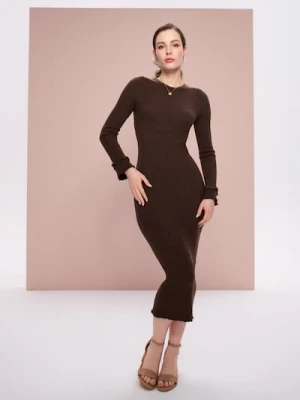 Sinsay - Prążkowana swetrowa sukienka midi z długim rękawem - brązowy