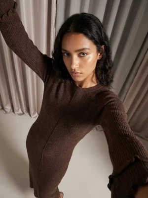 Sinsay - Prążkowana swetrowa sukienka midi z długim rękawem - brązowy