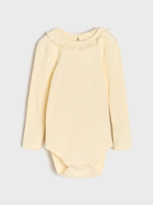 Sinsay - Prążkowane body z ozdobnym kołnierzykiem - kremowy