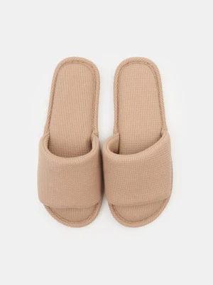 Sinsay - Prążkowane kapcie wsuwane - brązowy