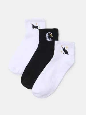 Sinsay - Prążkowane skarpetki z haftem 3 pack - biały