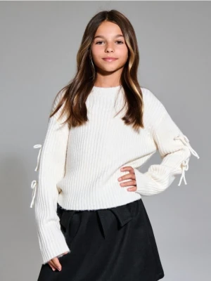 Sinsay - Prążkowany sweter z ozdobnymi kokardami - kremowy