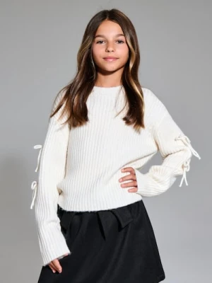 Sinsay - Prążkowany sweter z ozdobnymi kokardami - kremowy