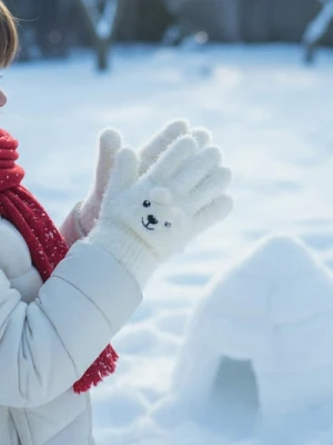 Sinsay - Puszyste rękawiczki z ozdobnym haftem - kremowy