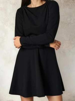 Sinsay - Rozkloszowana sukienka dresowa - czarny