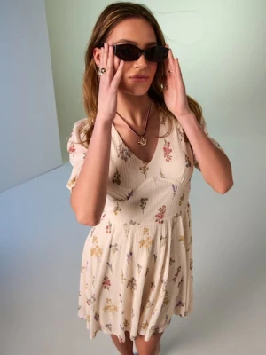 Sinsay - Rozkloszowana sukienka mini w kwiaty - wielobarwny