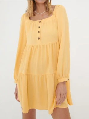 Sinsay - Rozkloszowana sukienka mini z dekoltem karo i guzikami z przodu - kremowy