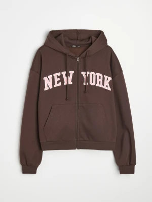 Sinsay - Rozpinana bluza hoodie z kieszeniami i napisem NEW YORK - brązowy