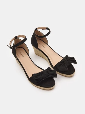 Sinsay - Sandały na koturnie z zabudowaną piętą - czarny