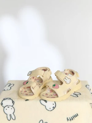 Sinsay - Sandały zapinane na rzepy z aplikacjami 3D Miffy - żółty