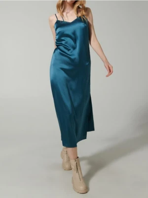 Sinsay - Satynowa sukienka midi na ramiączkach z dekoltem V - zielony