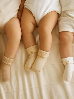 Sinsay - Skarpetki antypoślizgowe 3 pack - beżowy